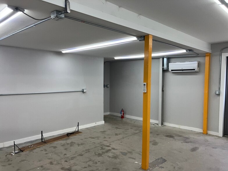 More Photos Of 127-129 S Cleveland Ave, Loveland Showroom For Lease