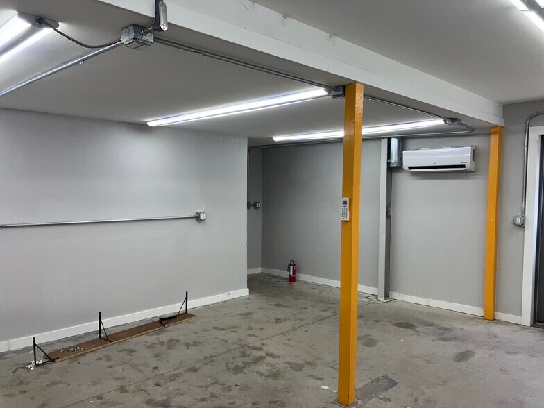 More Photos Of 127-129 S Cleveland Ave, Loveland Showroom For Lease
