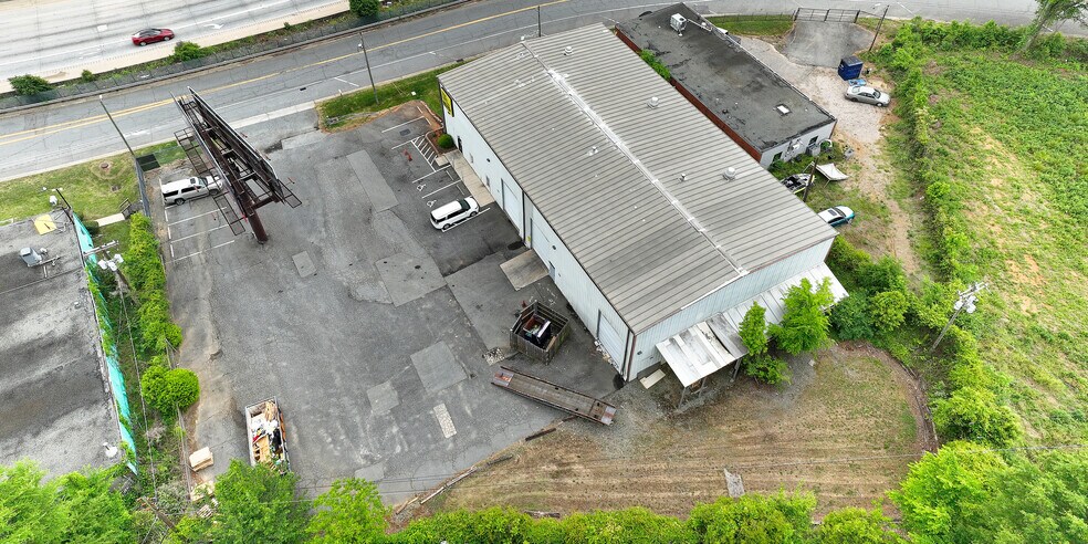 More Photos Of 1108 Thomasboro Rd, Charlotte Showroom For Lease
