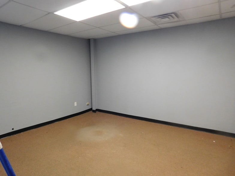 More Photos Of 131 Liberty Ave, Mineola Warehouse For Sale