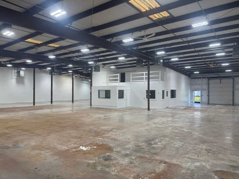 More Photos Of 211 Hartford Tpke, Tolland Warehouse For Lease