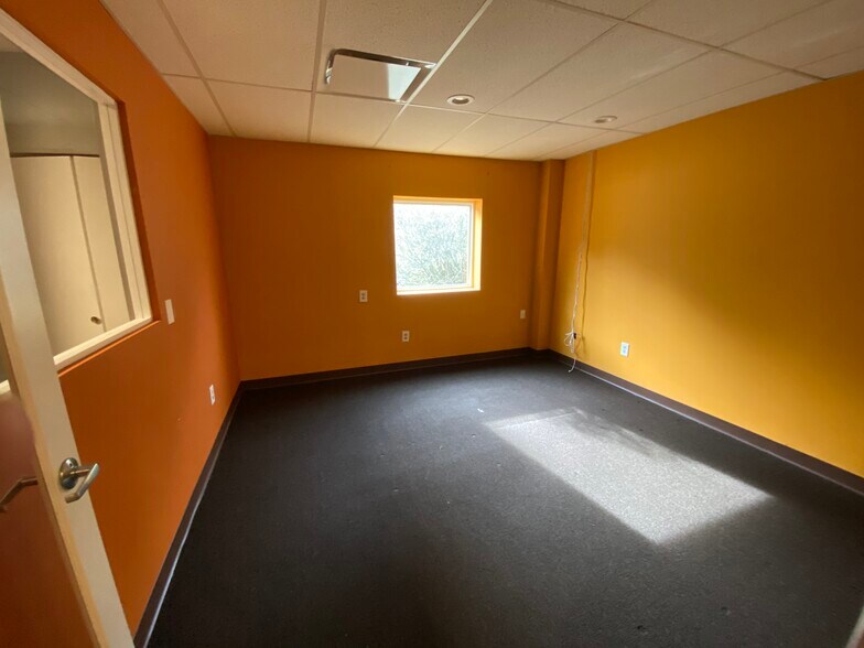 More Photos Of 300 Industrial Pky, Chagrin Falls Light Manufacturing For Lease