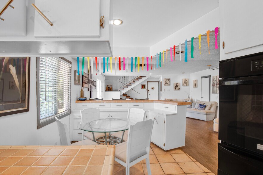 More Photos Of 939 Larrabee St, West Hollywood Apartments For Sale