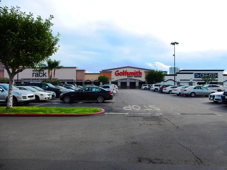 More Photos Of 21470-21500 Victory Blvd, Woodland Hills General Retail For Lease