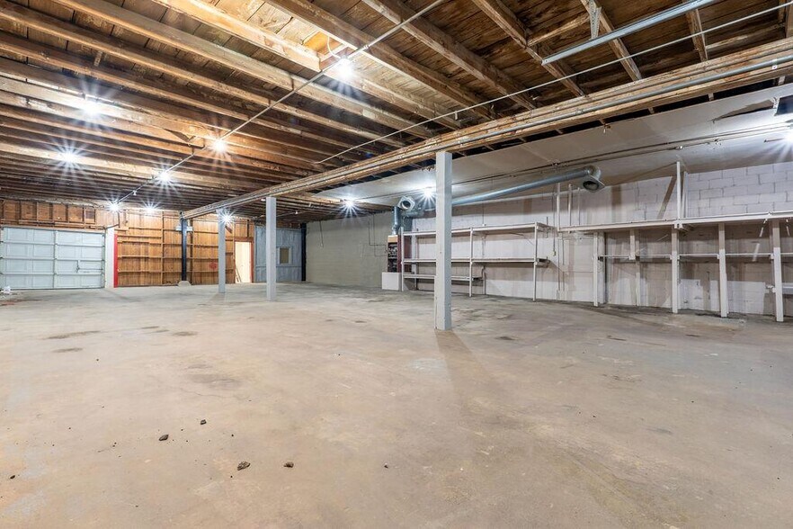 More Photos Of 116-118 S Union Ave, Shawnee Showroom For Sale