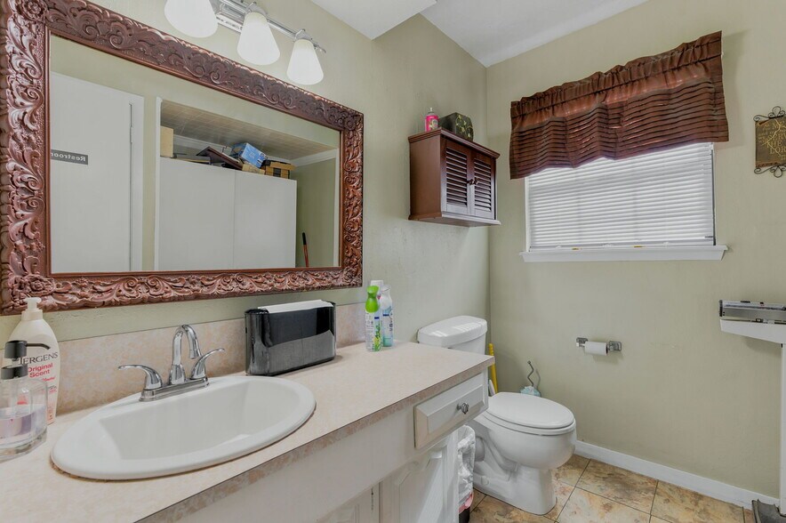 More Photos Of 3401 N Frazier St, Conroe Specialty For Sale