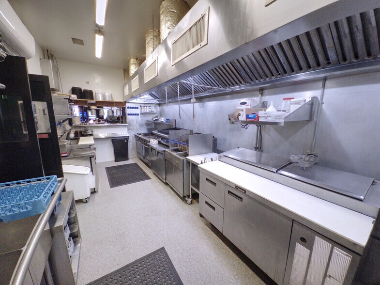 More Photos Of 114 E 5th St, Wahoo Bar For Sale