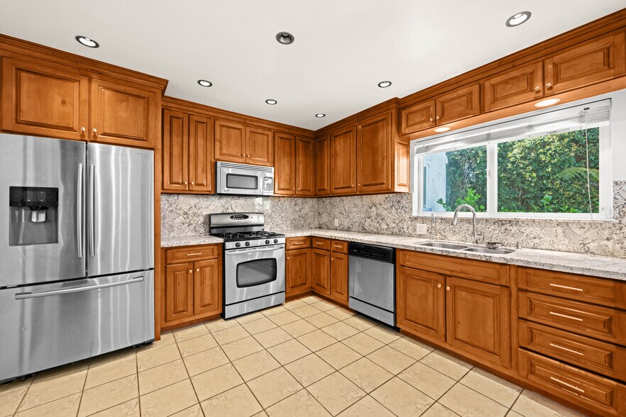 More Photos Of 803 S Sycamore Ave, Los Angeles Multifamily For Sale