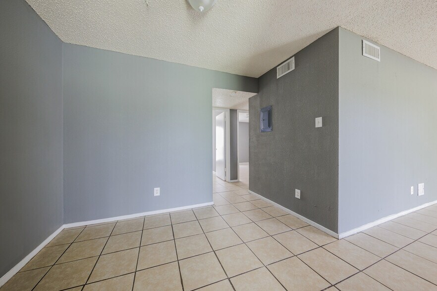 More Photos Of 700 N Medina St, Lockhart Apartments For Sale