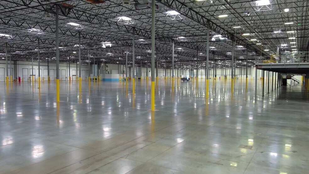 More Photos Of 5835 E Ann Rd, Las Vegas Distribution For Lease
