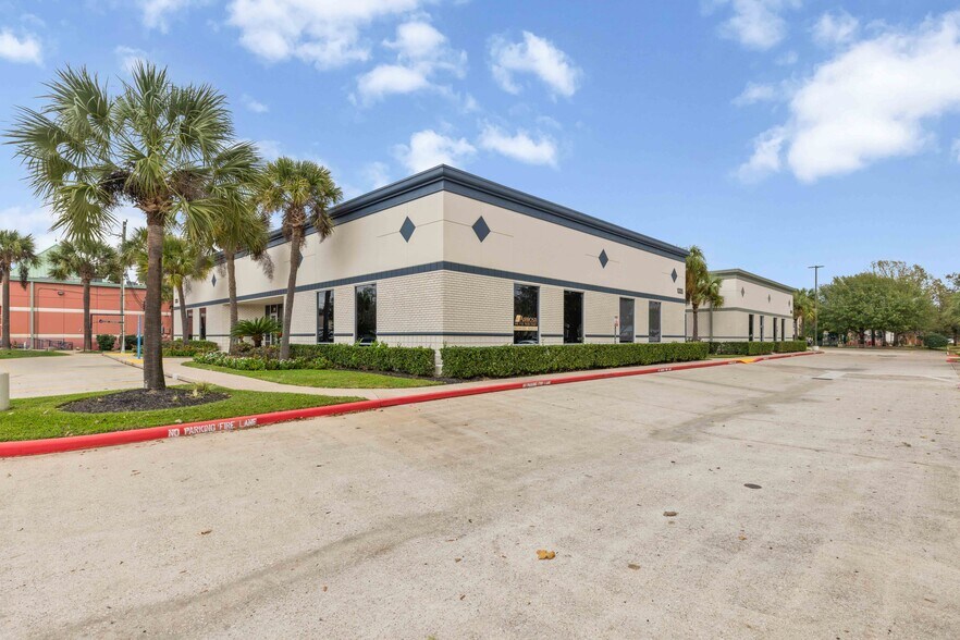 More Photos Of 1335 Space Park Dr, Houston Office For Lease