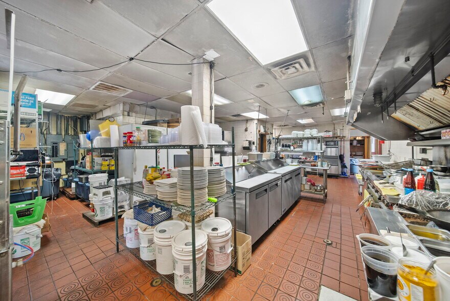 More Photos Of 514 N College Ave, Fayetteville Restaurant For Sale