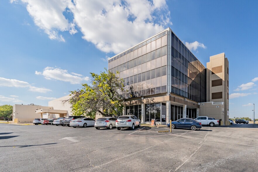 More Photos Of 2520 W Irving Blvd, Irving Office For Sale