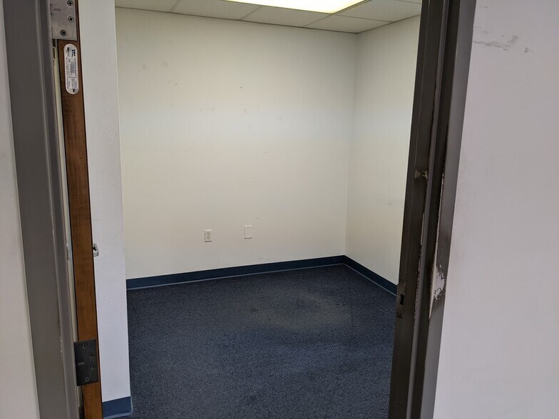 More Photos Of 7500 Sears Blvd, Pensacola Warehouse For Sale