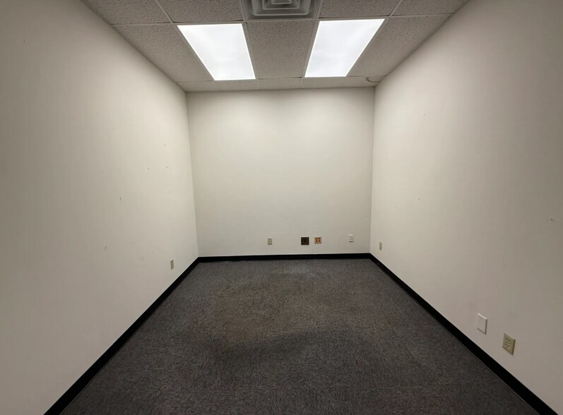 More Photos Of 8 Minneakoning Rd, Flemington Warehouse For Sale