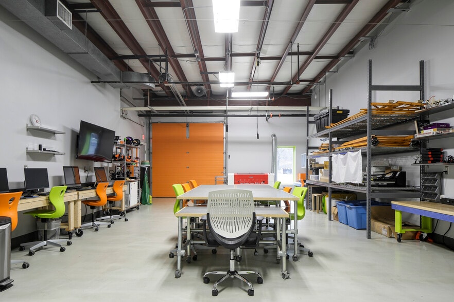 More Photos Of 16-18 Trowbridge Dr, Bethel Light Manufacturing For Sale