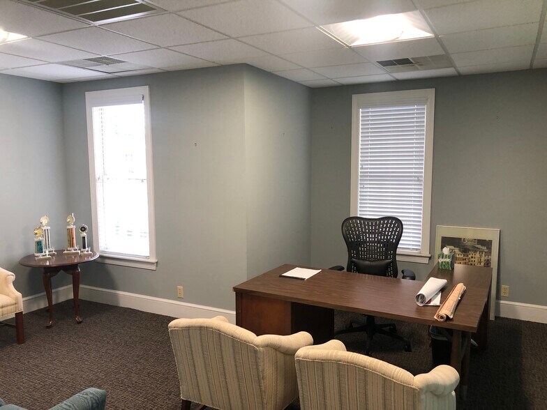 More Photos Of 156 E Market St, Martinsville Office Residential For Lease