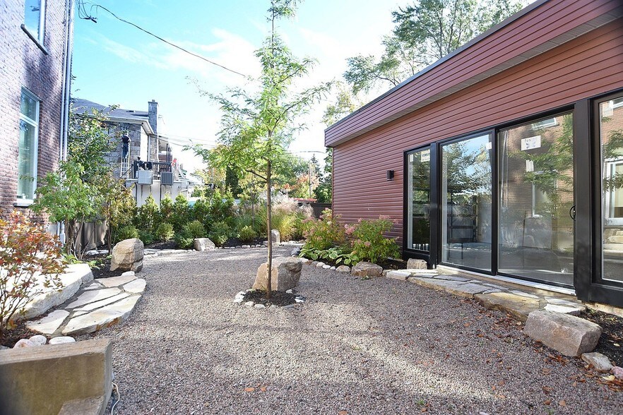 More Photos Of 510-512 Décarie Boul, Saint-Laurent Loft Creative Space For Sale