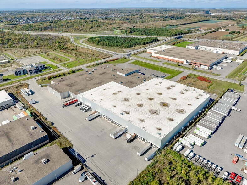 More Photos Of 875 Saint-François, Laval Warehouse For Lease