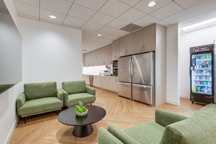 More Photos Of 21300 Victory Blvd, Woodland Hills Coworking Space