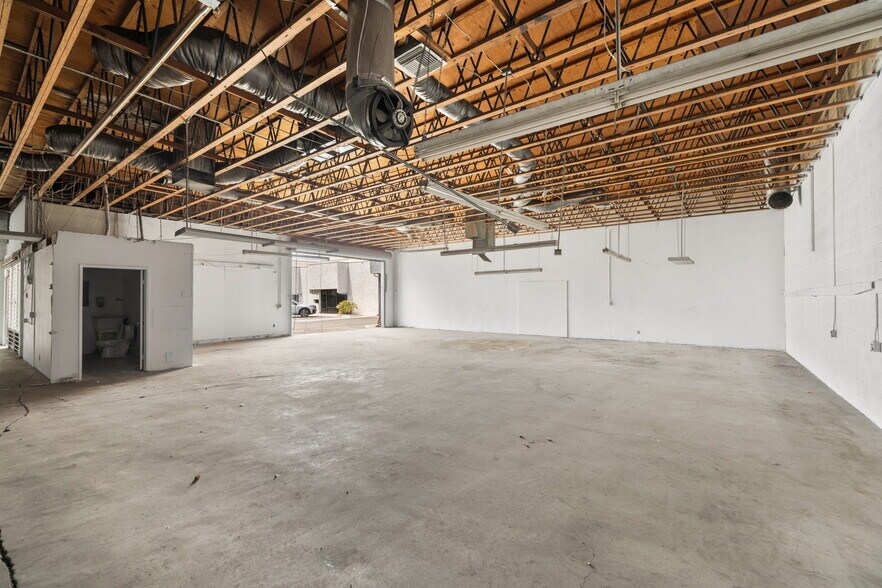 More Photos Of 800 S Vella Rd, Palm Springs Warehouse For Lease