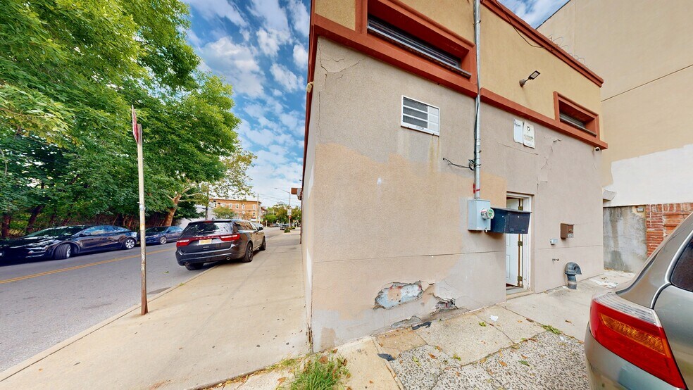More Photos Of 1801 Decatur St, Flushing Warehouse For Sale