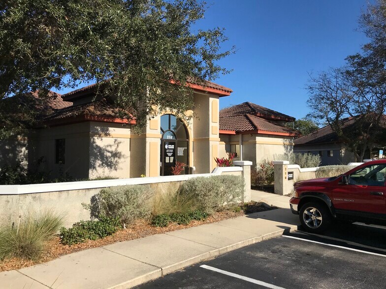 More Photos Of 212-216 Southpark Cir, Saint Augustine Medical For Lease