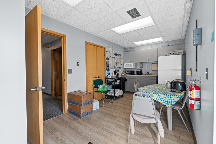 More Photos Of 28565-28585 Schoenherr Rd, Warren Medical For Lease