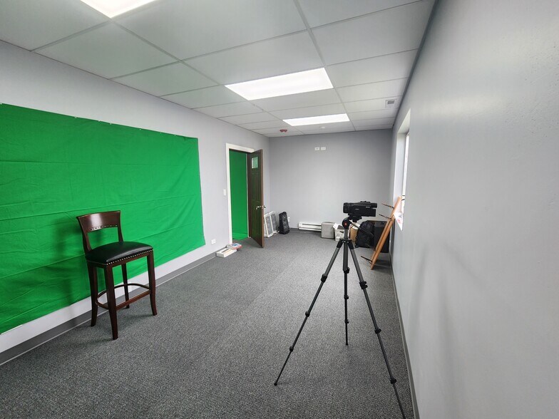 More Photos Of 1280-1330 Powis Rd, West Chicago Truck Terminal For Sale