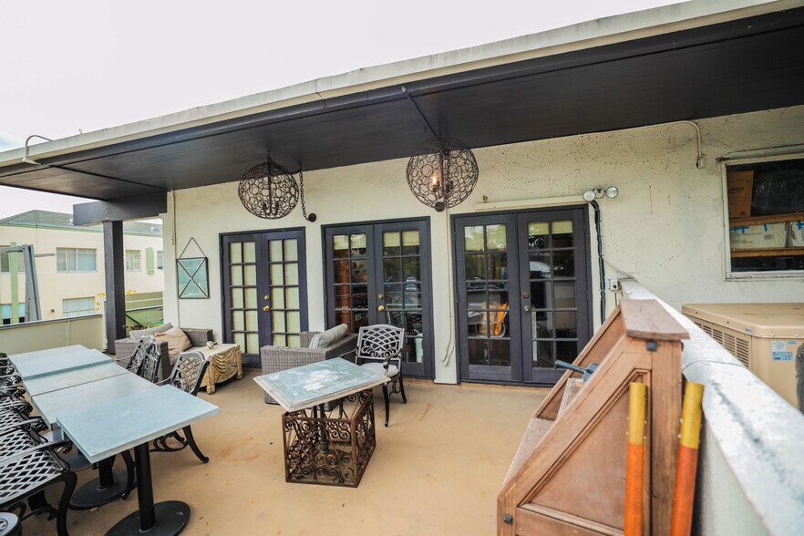 More Photos Of 616 N Robertson Blvd, West Hollywood Storefront Retail Office For Sale