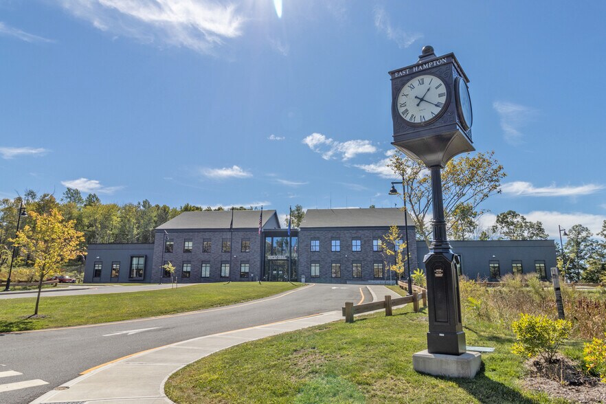 More Photos Of 11 Edgewater Cir, East Hampton Office For Lease