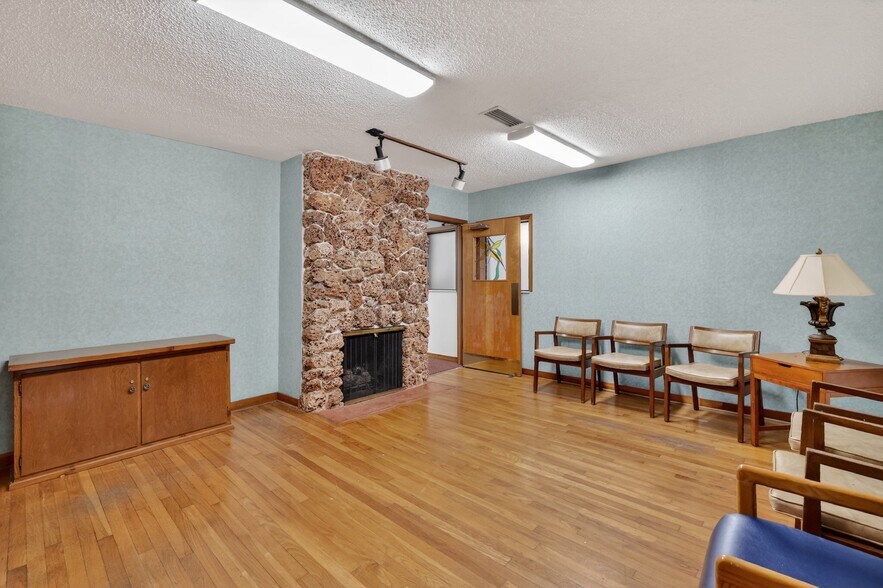 More Photos Of 708 Lee St, Leesburg Office For Lease