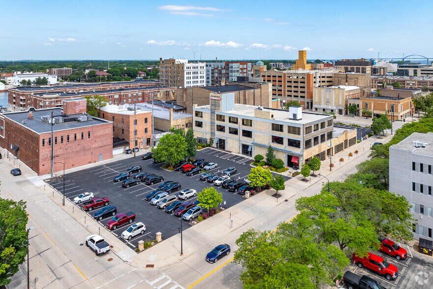 More Photos Of 118 S Adams St, Green Bay Office For Lease