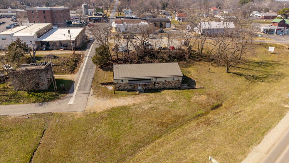 More Photos Of 105 E Couch St, Alton General Retail For Sale