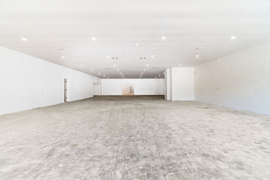 More Photos Of 1956 Kingsley Ave, Orange Park General Retail For Sale