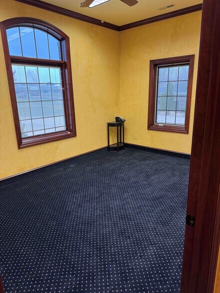 More Photos Of 4125 Glass Rd NE, Cedar Rapids Office For Sale
