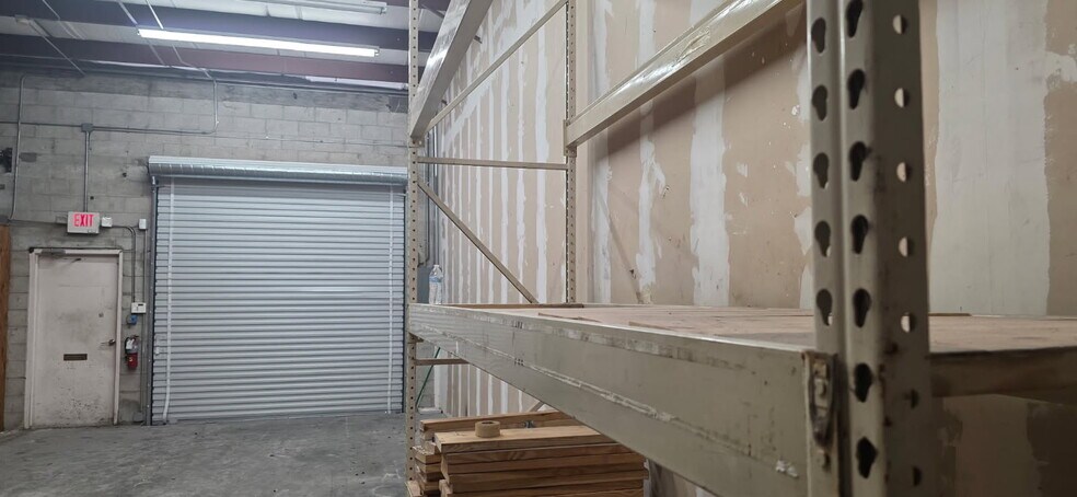 More Photos Of 4140 Evans Ave, Fort Myers Showroom For Lease