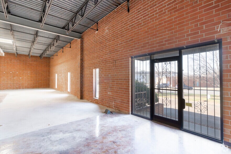 More Photos Of 619-627 Anderson St, Charlotte Light Distribution For Lease