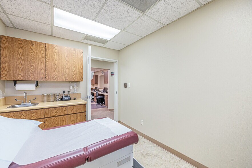 More Photos Of 44725 10th St W, Lancaster Medical For Sale