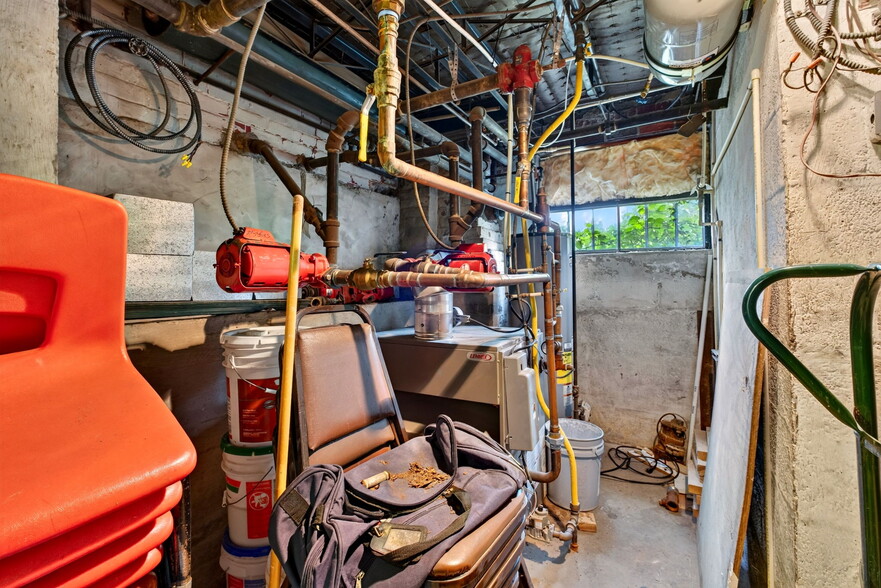 More Photos Of 162-166 N Main St, Broadway Office For Sale