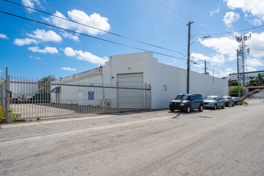 More Photos Of 2585 NW 21st Ter, Miami Warehouse For Lease