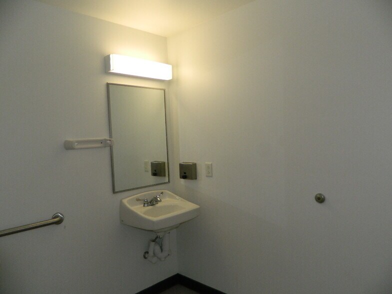 More Photos Of 912 Commerce Dr, Fairfield Freestanding For Lease