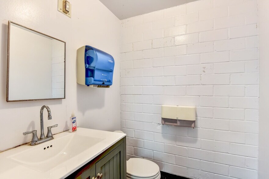 More Photos Of 4803 West Ave, San Antonio Showroom For Lease