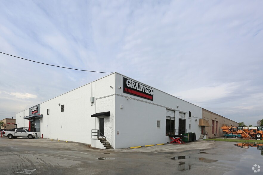 More Photos Of 7100-7150 NW 37th Ave, Miami Warehouse For Lease