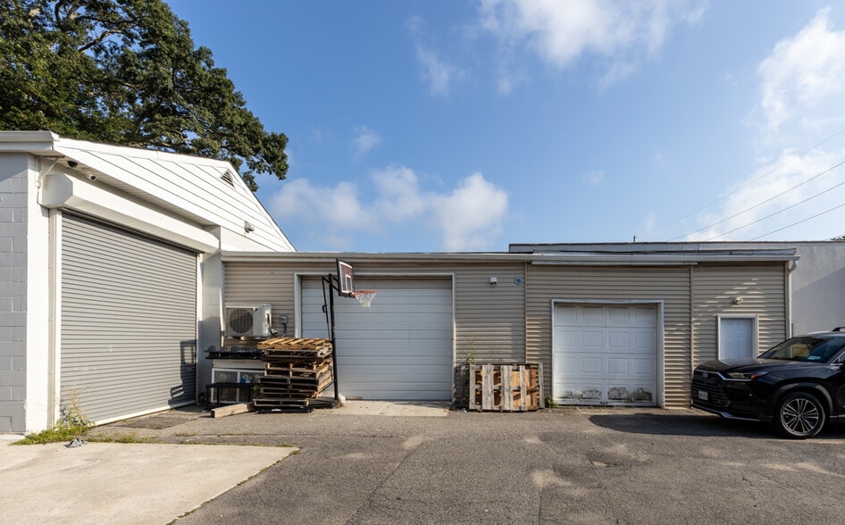 More Photos Of 1709 Newbridge Rd, North Bellmore Manufacturing For Sale