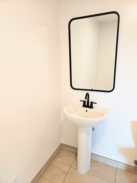 More Photos Of 2958 East Manoa Rd, Honolulu Office For Lease