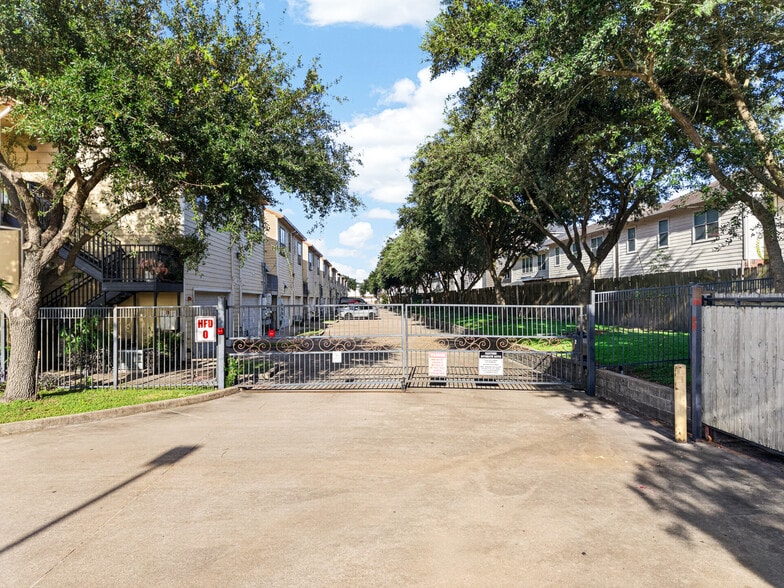 More Photos Of 12989 Bellaire Blvd, Houston Storefront For Sale