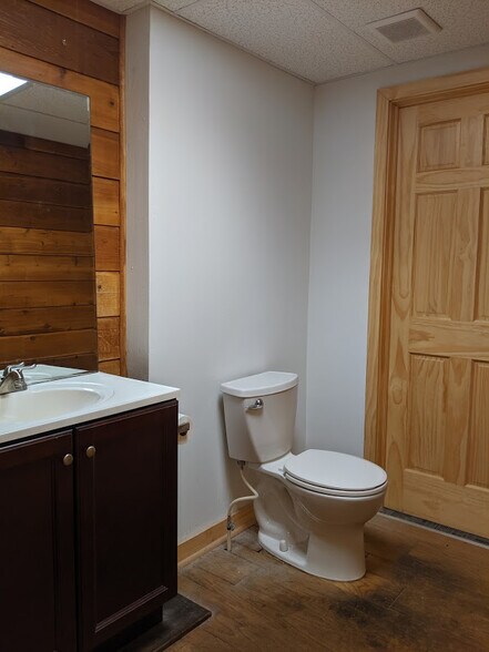 More Photos Of 1580-1590 Robinhood Dr, Etters Freestanding For Lease