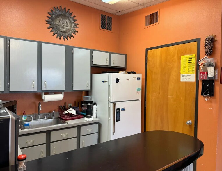 More Photos Of 6715 San Pedro Ave, San Antonio Flex For Sale