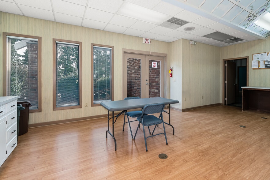 More Photos Of 810 Lindsay St, High Point Medical For Sale